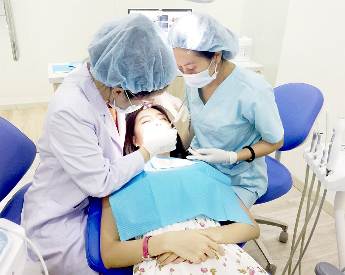 Bác sĩ lấy dấu mẫu hàm để cung cấp các số liệu cho việc niềng răng