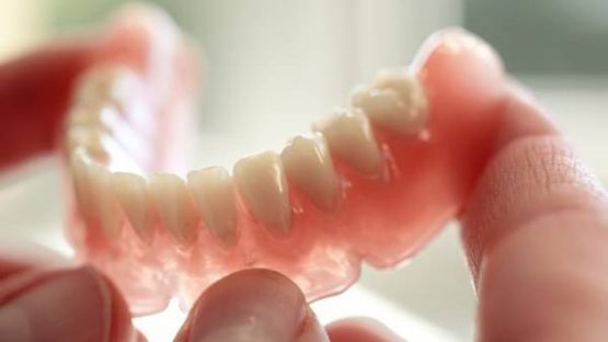 Làm răng giả nhựa – Giải pháp đơn giản giúp khôi phục mất răng