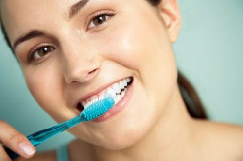 Vệ sinh răng miệng đúng sau khi trám răng