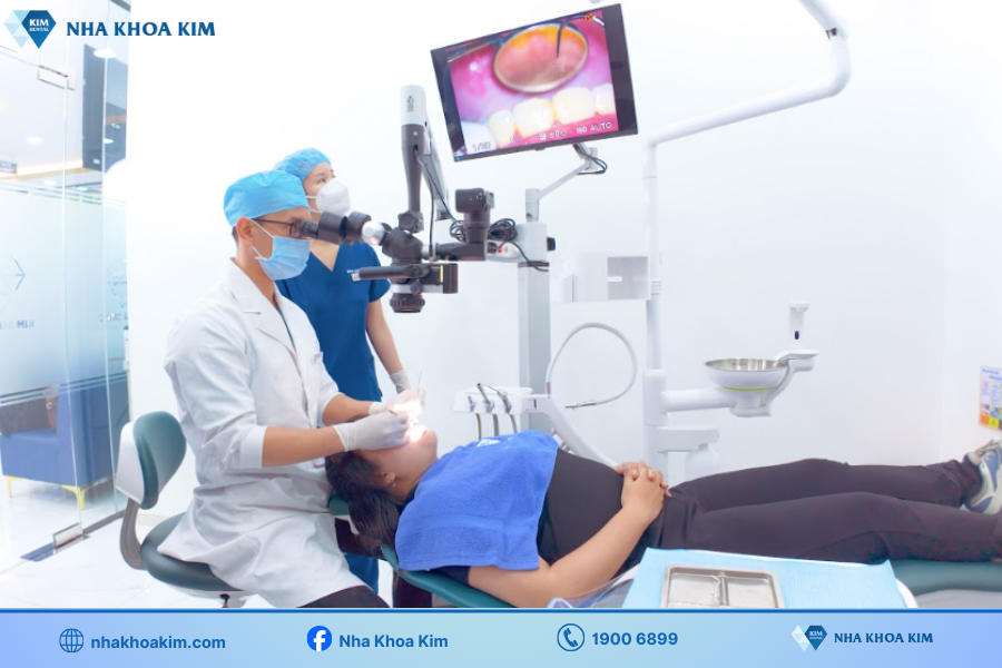 Bác sĩ sử dụng kính hiển vi nha khoa để kiểm tra chính xác tình trạng răng miệng bệnh nhân