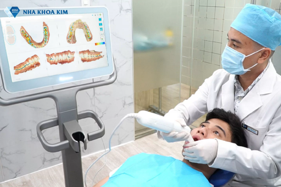 Bác sĩ Nha Khoa Kim đang dùng máy quét trong miệng Oral Scan để lấy dấu răng 3D