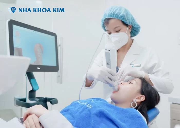 khách hàng được lấy scan kỹ thuật số lấy dấu răng