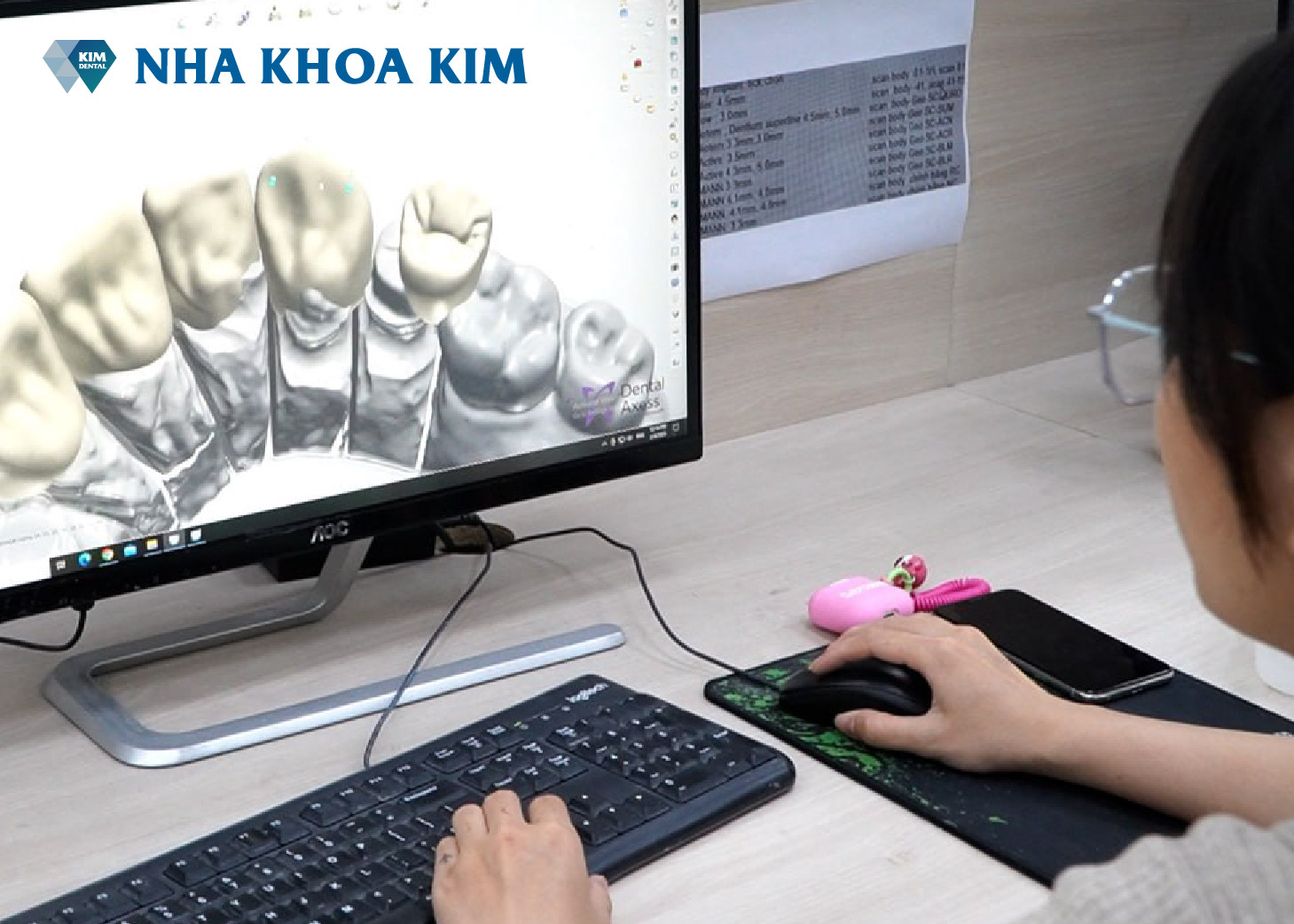 Kỹ thuật viên tiến hành thiết kế, tạo hình răng sứ 3D từ dữ liệu scan trong miệng 