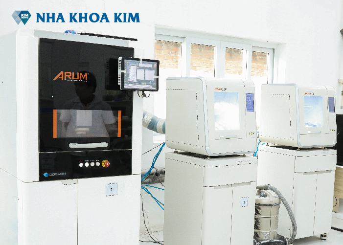  Nhà máy răng sứ của Nha Khoa Kim sử dụng máy móc, thiết bị tiên tiến hàng đầu trong sản xuất răng sứ