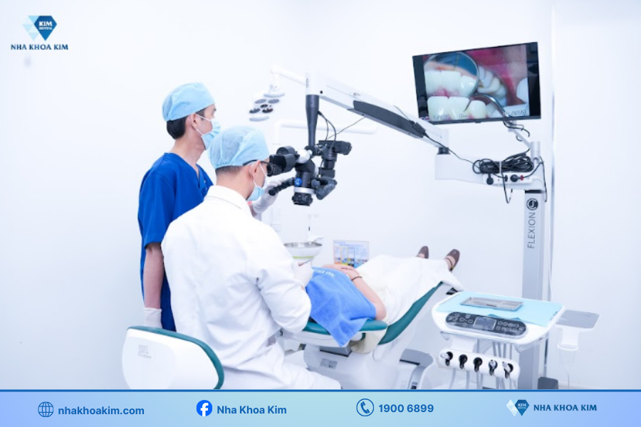 Bác sĩ Nha Khoa Kim đang sử dụng kính hiển vi để điều trị cho bệnh nhânh