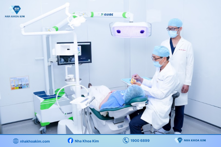 Bác sĩ Nha Khoa Kim đang thực hiện bọc răng sức thẩm mỹ với sự hỗ trợ của Robot X-Guide