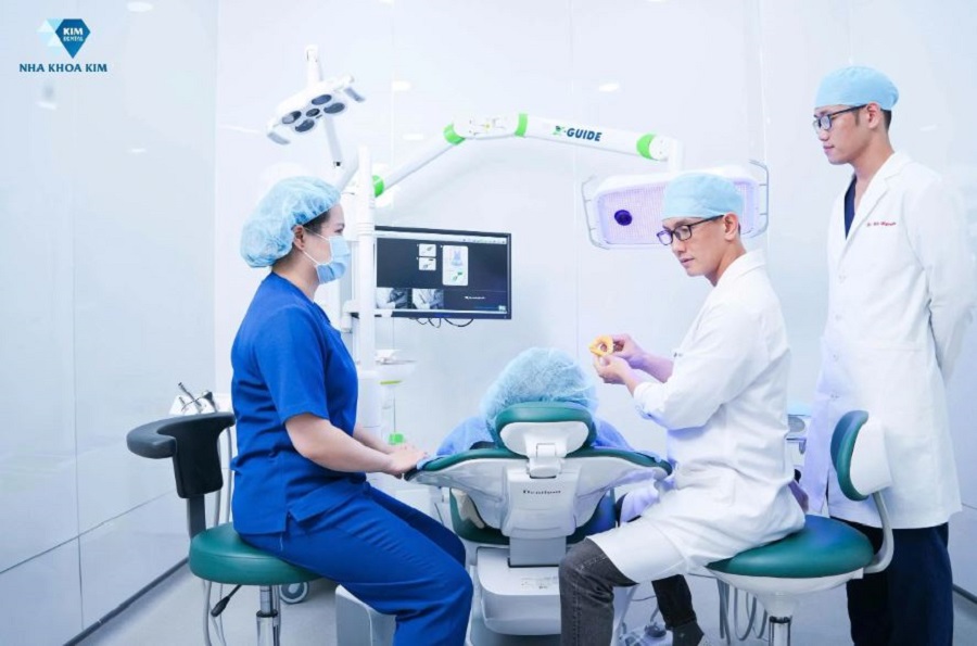 Bác sĩ Nha Khoa Kim sử dụng Robot cấy ghép X-Guide trong dịch vụ Implant