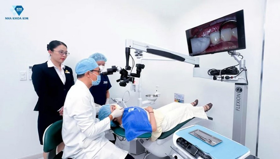 Bác sĩ Nha Khoa Kim sử dụng kính hiển vi điều trị cho ca phức tạp, giúp thao tác chính xác cao