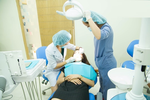 Có chế độ chăm sóc răng miệng phù hợp để bảo vệ răng sứ bền lâu