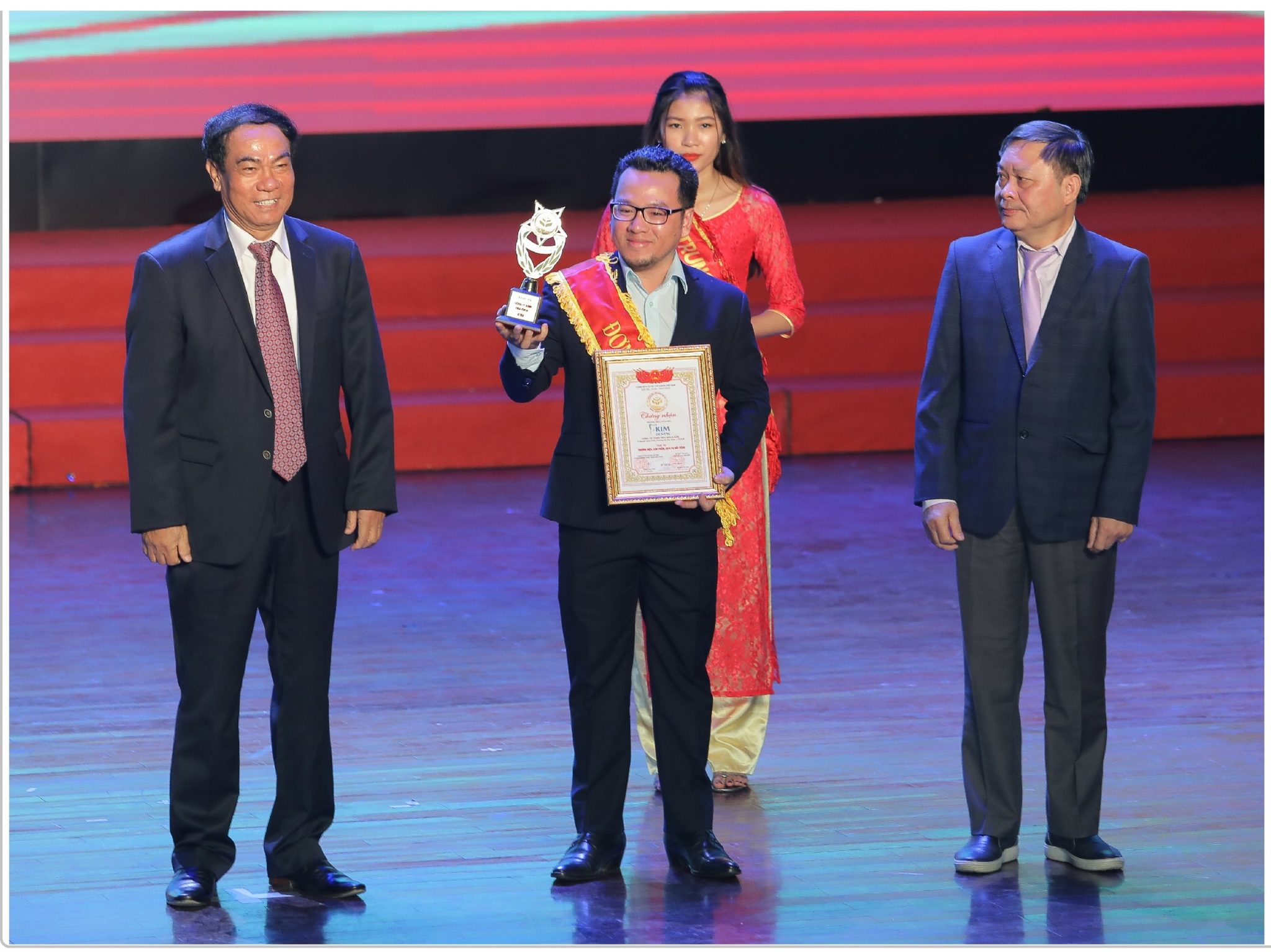 Nha Khoa Kim được vinh danh trong Top 10 thương hiệu, sản phẩm, dịch vụ nổi tiếng