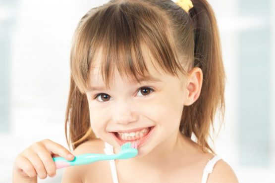 Đâu là cách làm trắng răng cho bé an toàn và hiệu quả nhất hiện nay?
