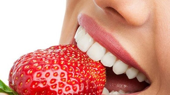Bật mí cách tẩy trắng răng bằng dâu tây hiệu quả nhất