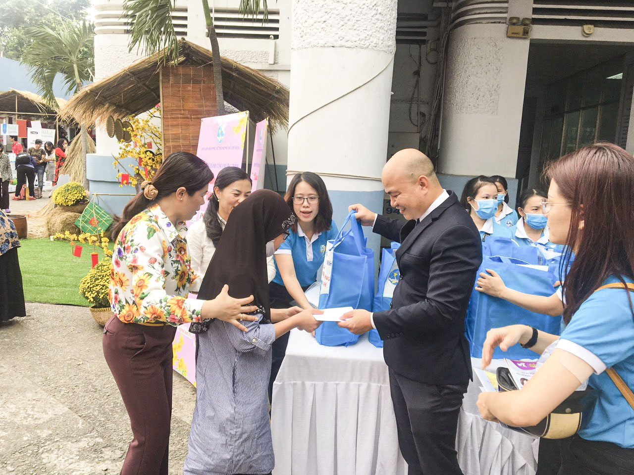 đại diện nha khoa Kim trao tặng quà