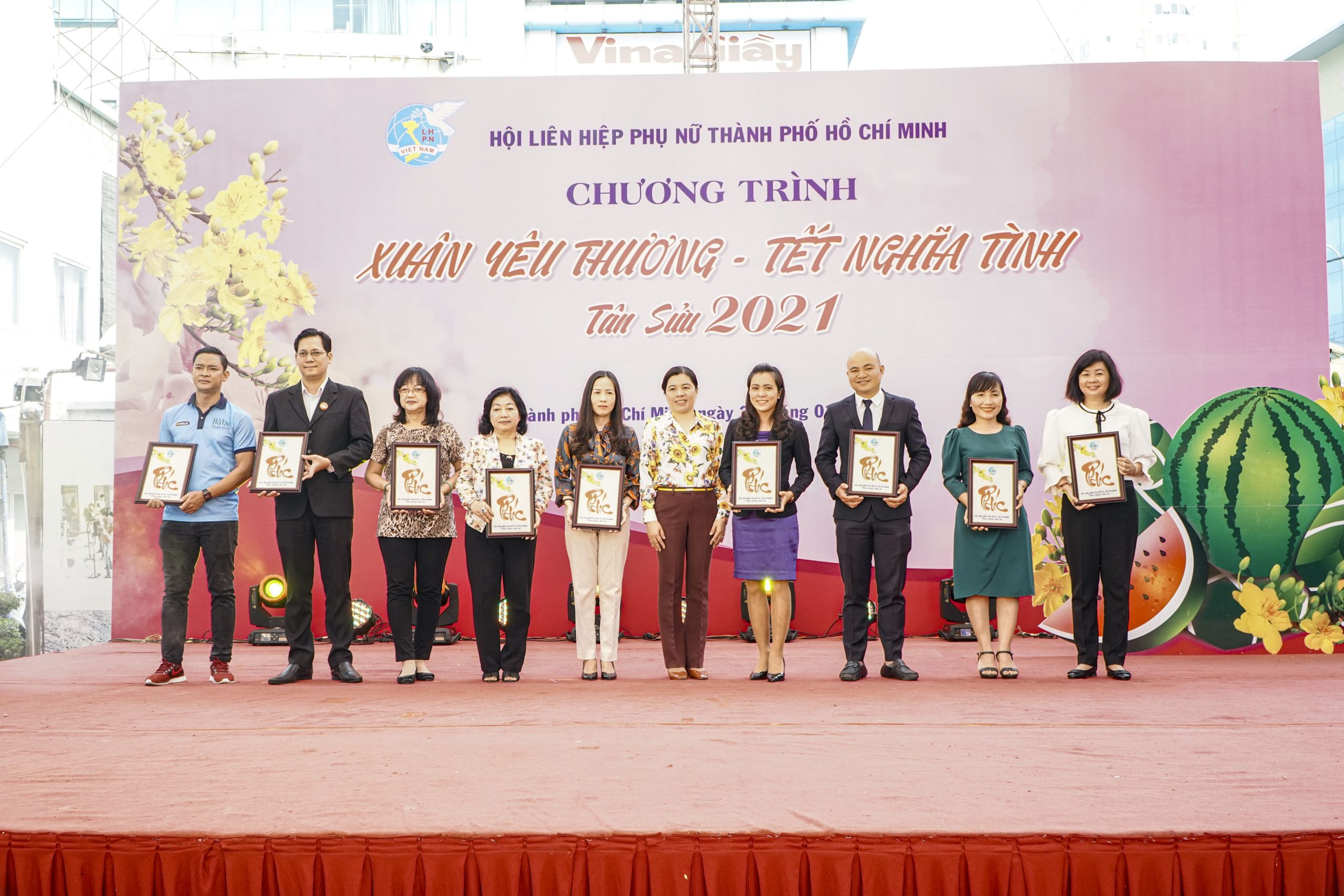 các doanh nghiệp nhận tranh lưu niệm