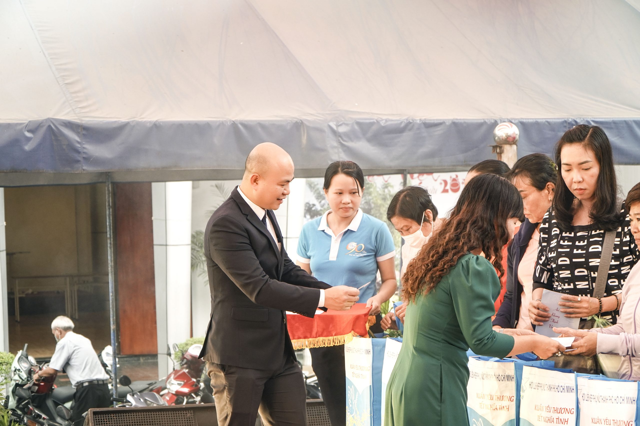 giám đốc nha khoa Kim trao quà Tết