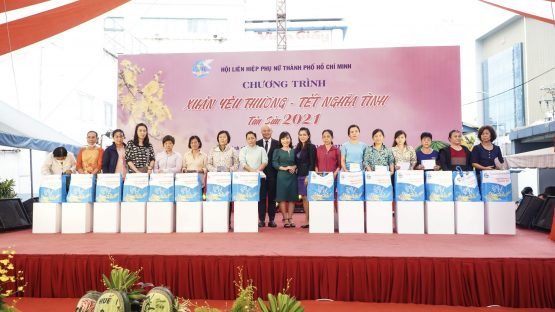 Nha Khoa Kim đồng hành cùng Hội Liên hiệp Phụ nữ TP.HCM trao tặng hơn 300 phần quà Tết cho chị em phụ nữ