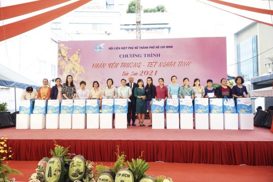 Nha Khoa Kim đồng hành cùng Hội Liên hiệp Phụ nữ TP.HCM trao tặng hơn 300 phần quà Tết cho chị em phụ nữ