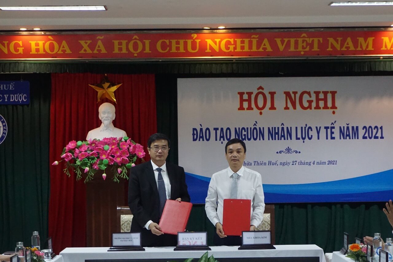 Bác sĩ Nguyễn Hữu Nam – Chủ tịch Hội Đồng Y Khoa Hệ Thống Nha Khoa Kim (bên phải) ký kết Biên bản hợp tác với Hiệu trưởng Trường Đại học Y Dược Huế nhằm nâng nguồn lực y tế