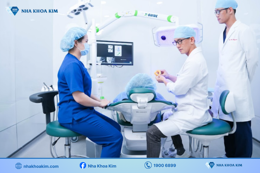 Bác sĩ Nha Khoa Kim đang tư vấn quá trình sử dụng Robot X-Guide hỗ trợ bọc răng sứ thẩm mỹ nhanh chóng