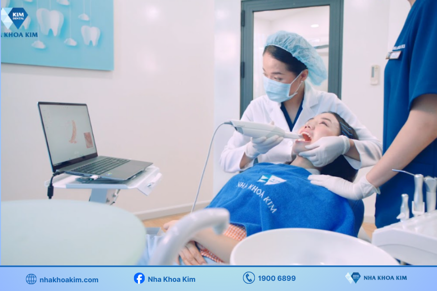 Bác sĩ Nha Khoa Kim dùng máy Scan lấy dấu răng chuẩn xác cho bệnh nhân