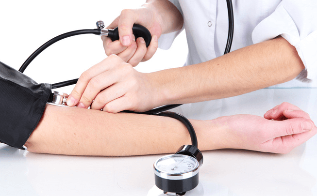 Đo huyết áp, kiểm tra sức khỏe tổng quát cho bệnh nhân