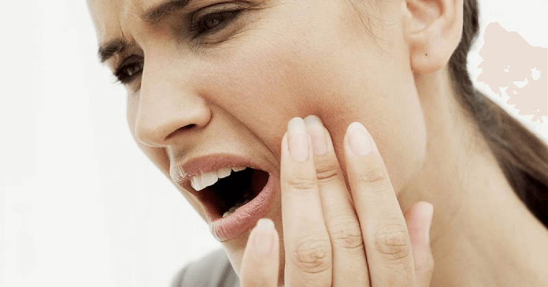 Tại sao răng khôn có thể mọc lệch ra má?
