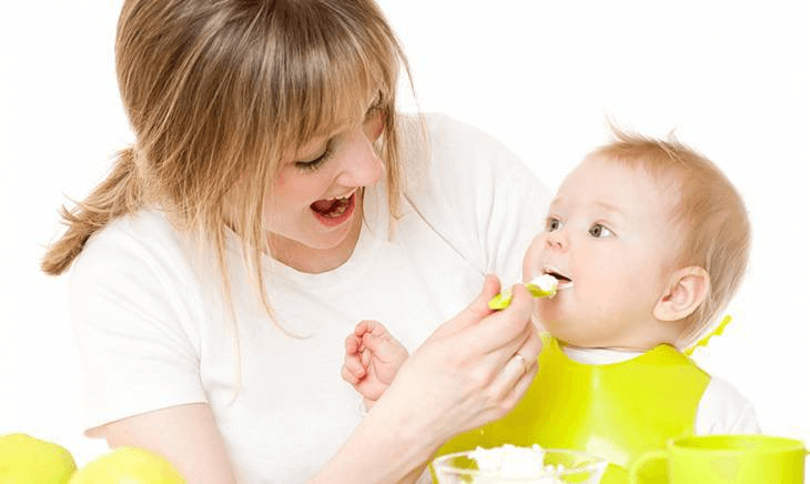 Cho trẻ ăn thức ăn mềm, dễ nuốt