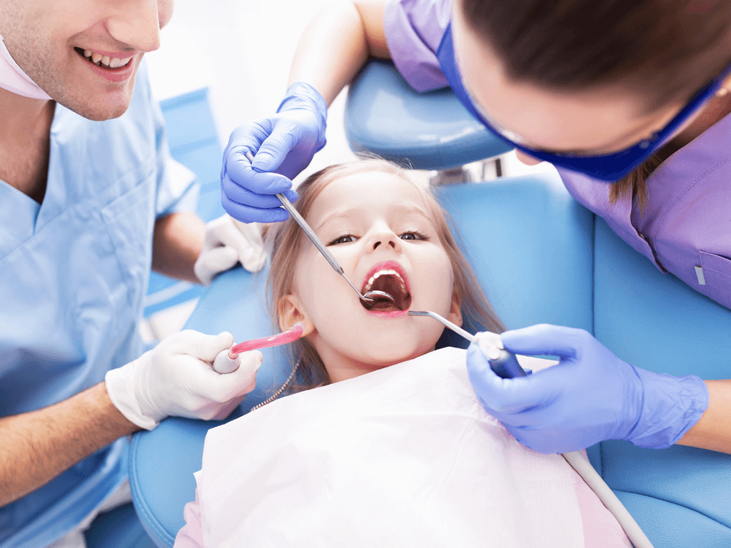 Khám răng định kỳ cho trẻ