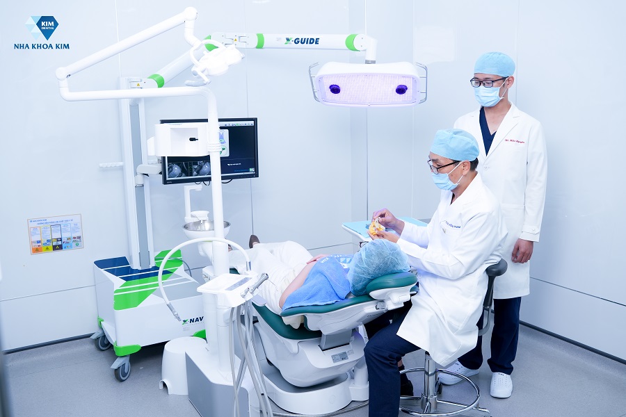 Bác sĩ tại Nha Khoa Kim ứng dụng Robot định vị X-Guide trong quá trình cấy ghép Implant