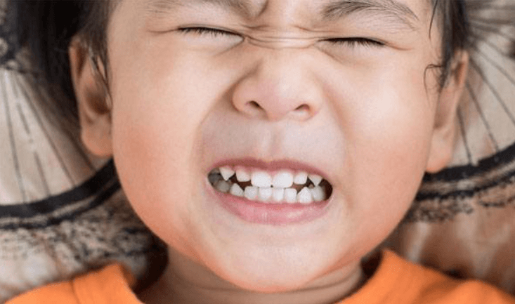 Trẻ nghiến răng khi ngủ kéo dài có thể ảnh hưởng đến ăn uống