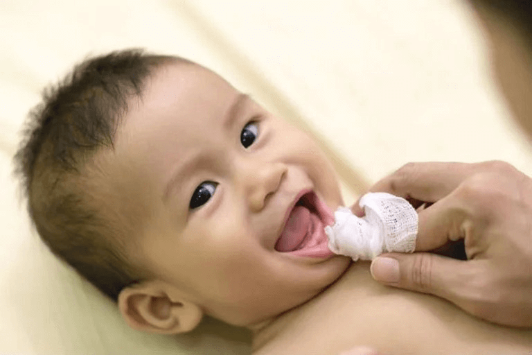 Vệ sinh răng miệng cho bé thường xuyên để tránh nhiệt miệng