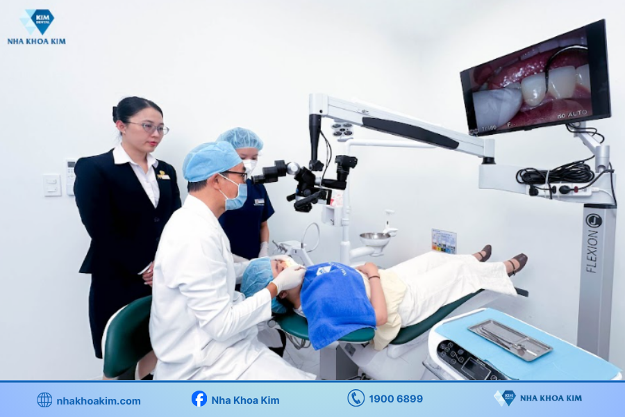 Bác sĩ Nha Khoa Kim sử dụng kính hiển vị điều trị nha khoa cho khách hàng