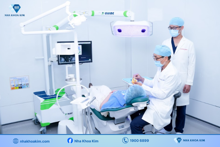 Bác sĩ Nha Khoa Kim đang tư vấn khách hàng sử dụng Robot X-Guide bọc răng sứ thẩm mỹ