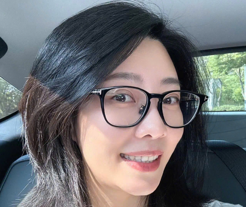 Niềng răng trong suốt có bị hóp má không?