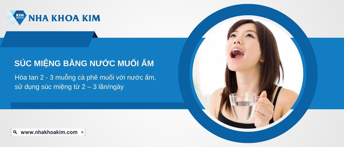 giảm đau răng khôn bị sâu bằng cách Súc miệng bằng nước muối ấm