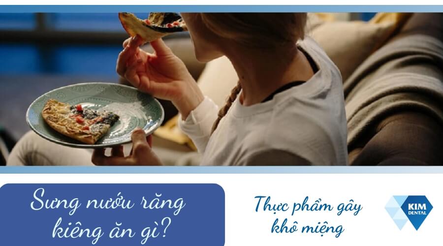 Bị sưng nướu răng kiêng ăn thức ăn gây khô miệng