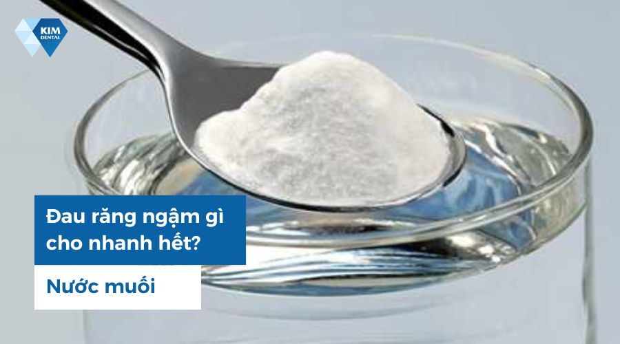 ngậm nước muối giảm đau răng