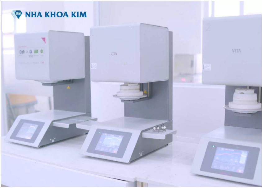 Nhà máy răng sứ của Nha Khoa Kim sử dụng máy móc, thiết bị tiên tiến hàng đầu trong sản xuất răng sứ