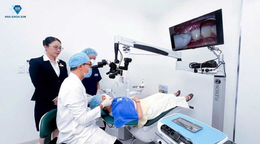 Bác sĩ Nha Khoa Kim sử dụng kính hiển vi nha khoa thực hiện bọc răng sứ thẩm mỹ