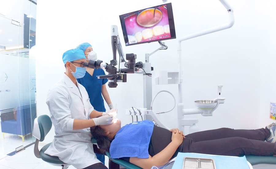Kính hiển vi nha khoa hỗ trợ phóng đại 20 lần với ánh sáng LED 5500K giúp bác sĩ quan sát chi tiết ống tủy, trụ implant