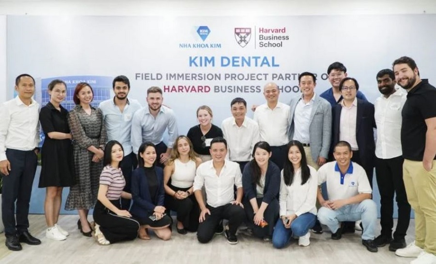 Các thành viên của ĐH Harvard, quỹ chính phủ Singapore và quỹ Aura và Nha Khoa Kim hợp tác