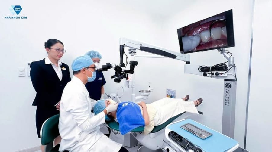 Bác sĩ Nha Khoa Kim thực hiện bọc răng sứ thẩm mỹ với sự hỗ trợ của kính hiển vi nha khoa 