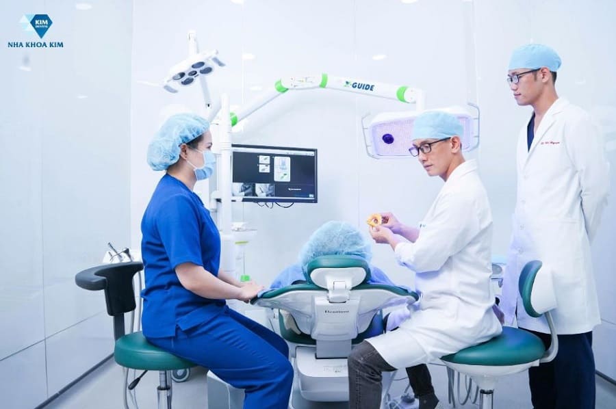 Bác sĩ Nha Khoa Kim đang tư vấn khách hàng sử dụng Robot X-Guide bọc răng sứ thẩm mỹ
